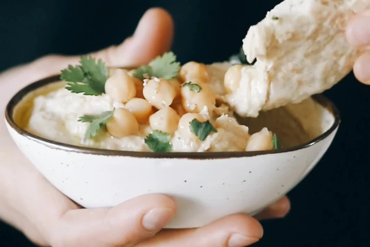Cremiger Hummus mit Zitrone und Tahin