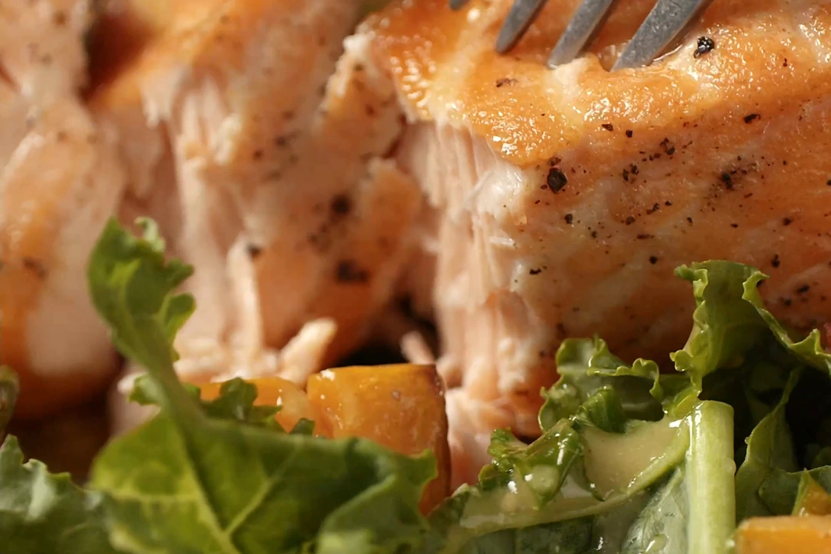 Goldbrauner Lachs mit Kürbis-Avocado-Salat